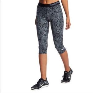 Nike pro Capri stay cool animal print leggings